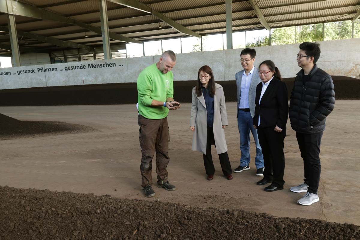 Vertreter des chinesischen Forschungsinstituts CRAES waren zu Gast bei der AWN in Buchen, um sich im Biomassezentrum zu informieren. 