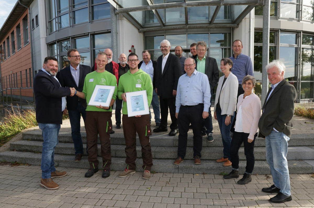 Hans-Peter Schmid (links) von der Gütegemeinschaft Kompost Region Süd (GKRS) überreichte die beiden Urkunden des bestandenen RAL-Gütezeichens Kompost an die AWN. 