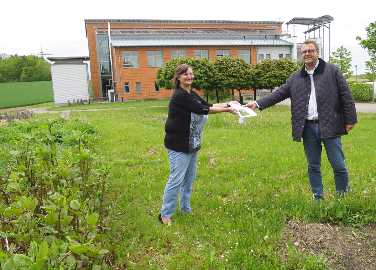 AWO-Aufsichtsratsvorsitzende Neckar-Odenwald, Gabriele Teichmann, überreicht das Aktionsschreiben mit Blumensamen an AWN-Geschäftsführer Dr. Mathias Ginter. 