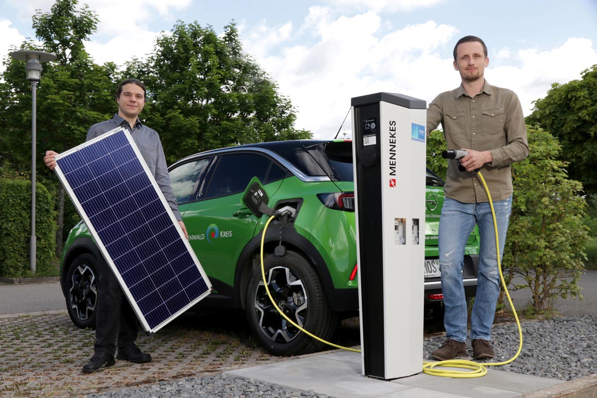 Mit dem Förderprogramm „BW-e-Solar-Gutschein“ werden Besitzer von E-Mobilen, die gleichzeitig auch ein PV-Anlage betreiben, gefördert. Michael Sack (rechts) von der Koordinierungsstelle Elektromobilität und Christian Waldvogel von der Energieagentur Neckar-Odenwald-Kreis beraten über dieses Förderprogramm. 