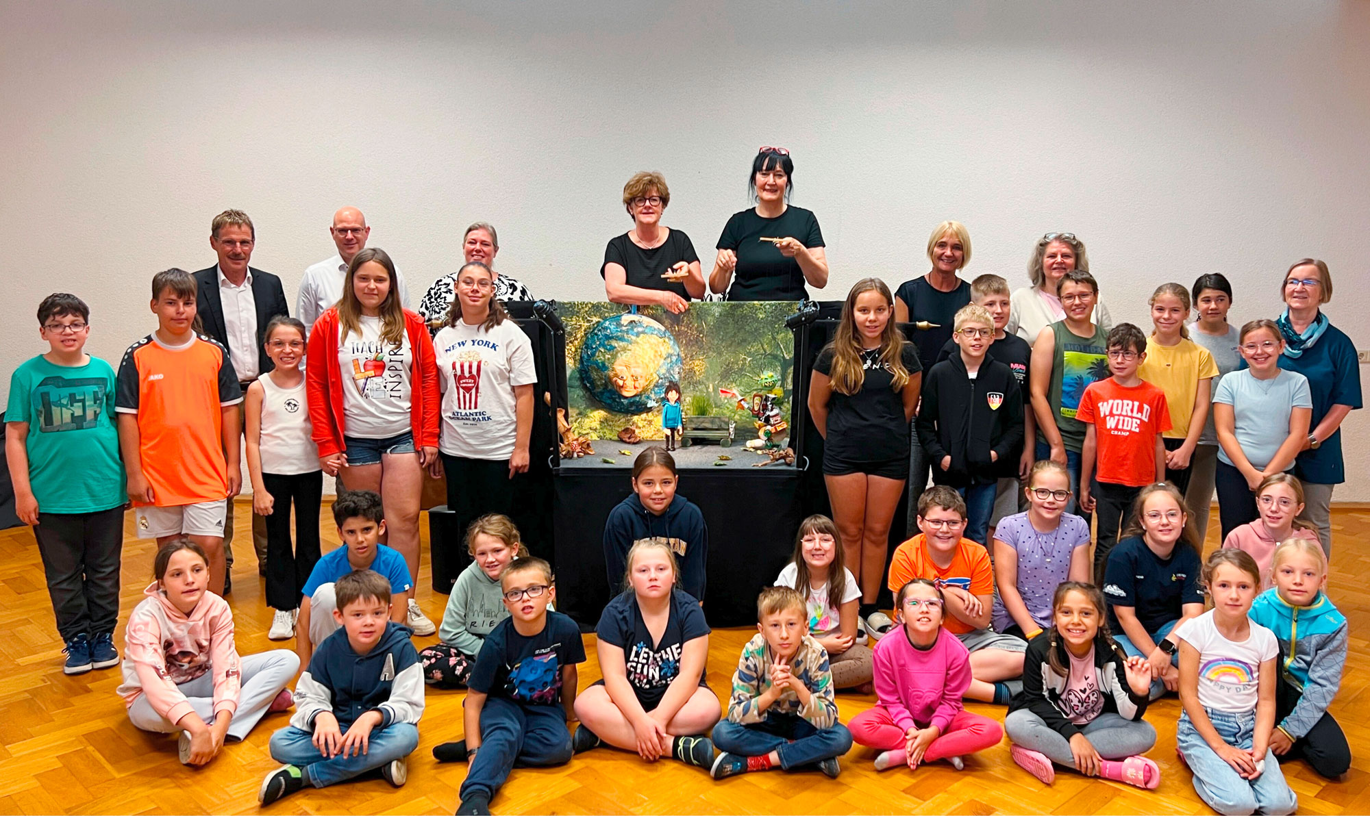 Viele Kinder umringen das Puppentheater