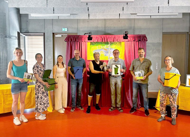 AWN Mitarbeiter und Puppentheater Knab bei der Tour-Eröffnung