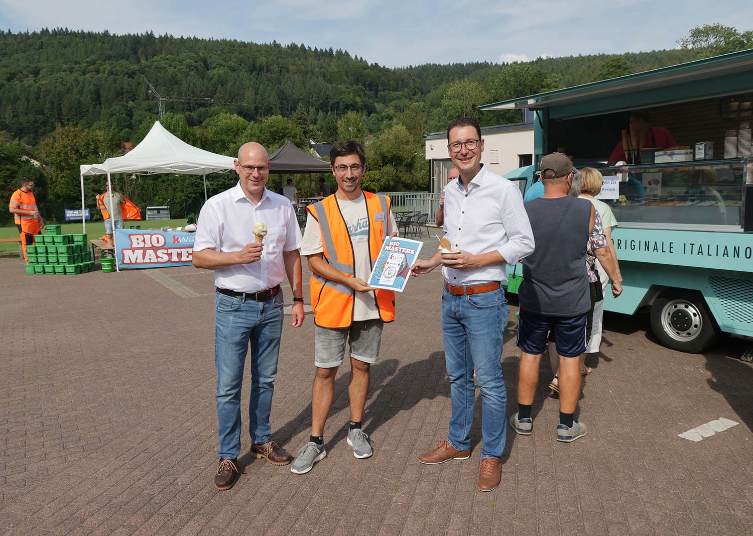 Der Bürgermeister von Zwingenberg, Norman Link, Geschäftsführer Sebastian Damm und Marketingleiter Jonathan Keller von der KWiN bei der Urkundenübergabe