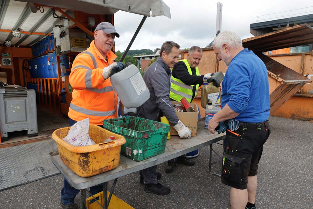 Das Schadstoffmobil ist wieder unterwegs: Das Bild zeigt die Annahme an einem der Sammelplät-ze. Schadstoffe gehören nicht in den Restmüll.